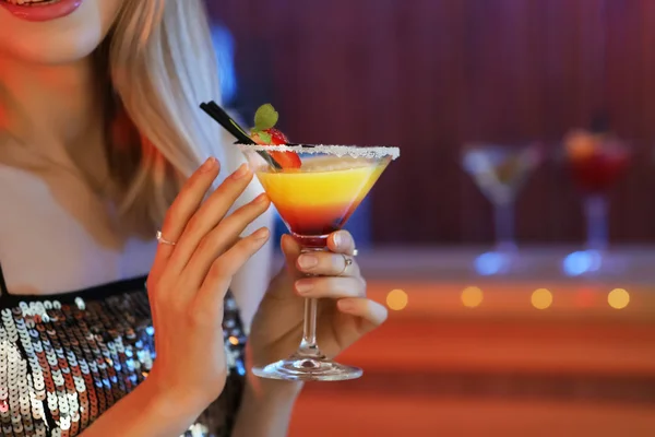 Młoda kobieta z kieliszkiem koktajlu martini w barze, zbliżenie. Miejsce na tekst — Zdjęcie stockowe