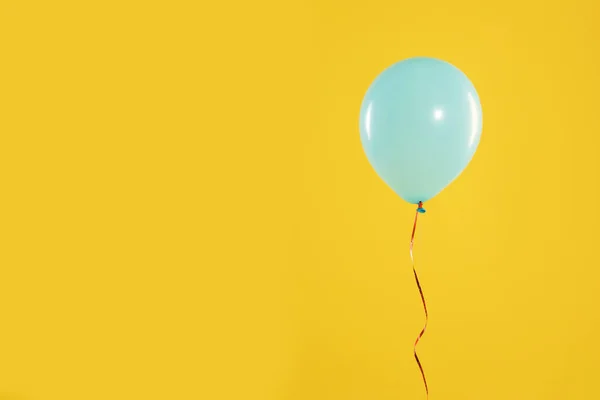 Bright balloon on color background, space for text. Celebration time — Stock Photo, Image