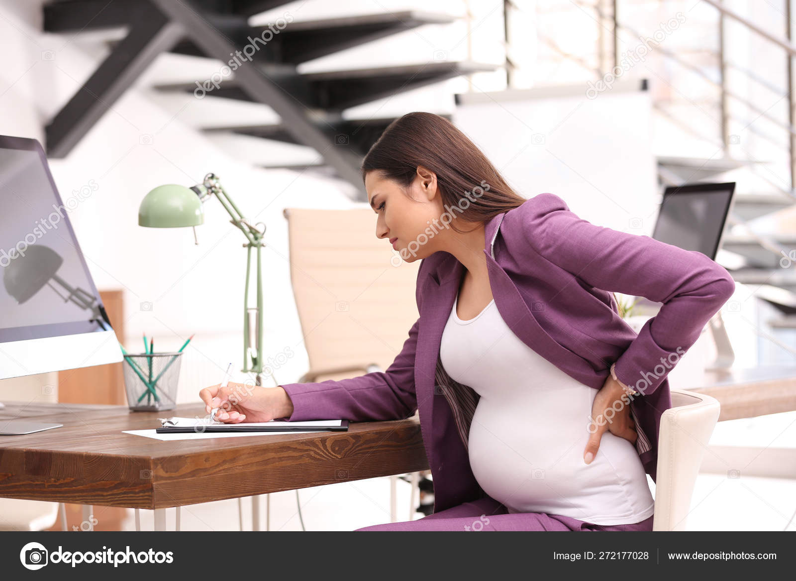 年轻而美丽的孕妇承受着腹部躺在沙发床上的起居室, 手摸肚子。亚洲怀孕女孩在痛苦准备分娩。怀孕、生育观念.高清摄影大图-千库网