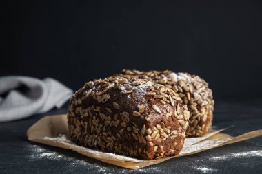 Siyah arka plan, closeup karşı masada taze kepekli ekmek