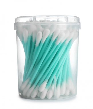 Beyaz zemin üzerinde pamuk çubukları olan plastik bir kap.