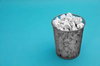Renkli arka plan üzerinde buruşturulmuş kağıt ile metal kutu, metin için alan