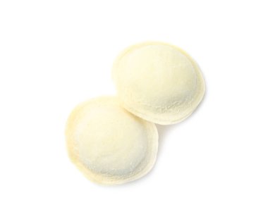 Beyaz arka planda dondurulmuş çiğ köfte, üst görünüm