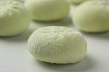 Beyaz arka planda dondurulmuş çiğ köfte, closeup