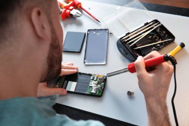 Teknisyen masada cep telefonu tamir, çekim
