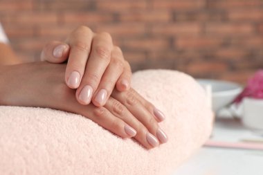 Havluda güzel manikür yapan bir kadın, mesaj için yeri olan bir kadın. Spa tedavisi