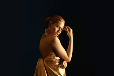 Siyah arka plan karşı cilt üzerinde altın boya ile güzel bayan Portresi