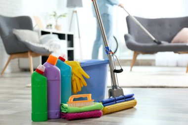 Kapıda kapı temizleyici vakumlama halı ile yerde deterjanlar, kova ve paspas