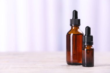 Hafif arka plan, metin için alan karşı masada uçucu yağlar Şişeler. Kozmetik ürünler