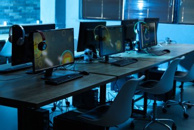 Modern bilgisayarlara sahip internet kafe iç. Video oyunu turnuvası