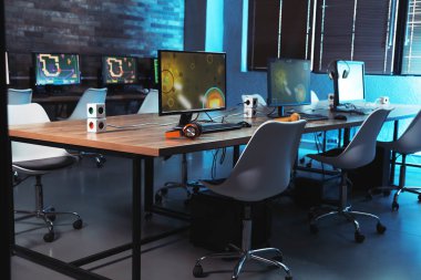 Modern bilgisayarlara sahip internet kafe iç. Video oyunu turnuvası