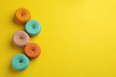 Renk arka planda örgü iplikleri Clews, düz metin için boşluk ile yatıyordu. Dikiş malzemeleri