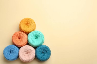 Renk arka planda örgü iplikleri Clews, düz metin için boşluk ile yatıyordu. Dikiş malzemeleri