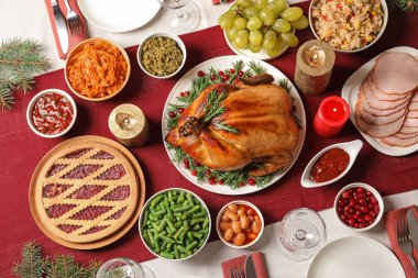 Lezzetli kavrulmuş hindi ile geleneksel şenlikli akşam yemeği masada servis, düz yatıyordu