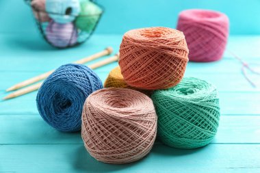 Renkli ahşap masa üzerinde ipliklerin Clews