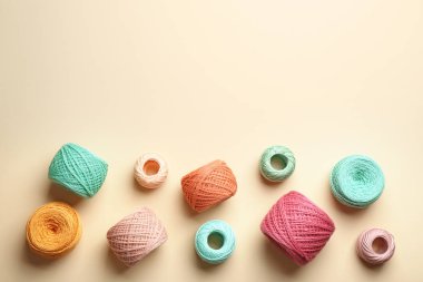 Renk arka planda örgü iplikleri Clews, düz metin için boşluk ile yatıyordu. Dikiş malzemeleri