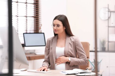 Genç hamile kadın çalışma ile bilgisayar içinde masa içinde ofis
