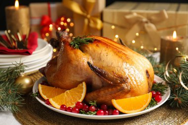 Lezzetli kavrulmuş hindi masada Noel akşam yemeği için servis