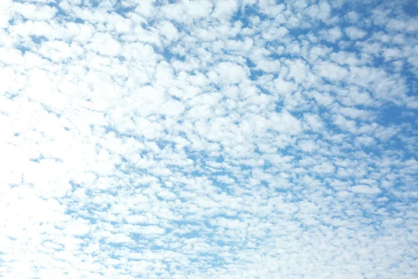 Vy över vacker blå himmel med vita moln — Stockfoto