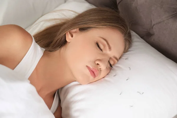 Mladá žena s problémem vypadávání řas spí v posteli — Stock fotografie