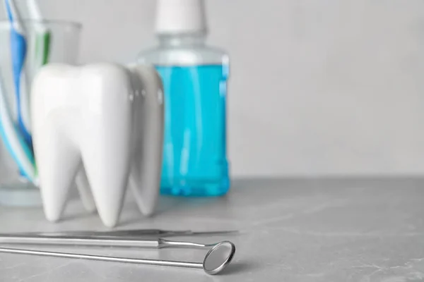 Zahnarztwerkzeuge und zahnförmiger Halter auf dem Tisch. Raum für Text — Stockfoto