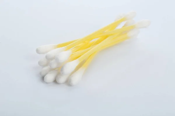 Κίτρινα πλαστικά βαμβακερά μάκτρα σε λευκό φόντο — Φωτογραφία Αρχείου