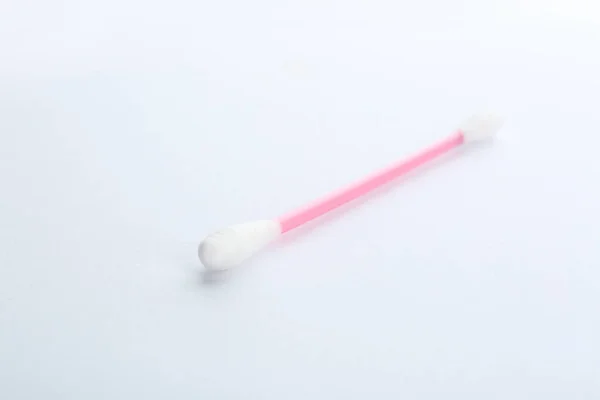 Rosa plast bomullspinne på vit bakgrund — Stockfoto
