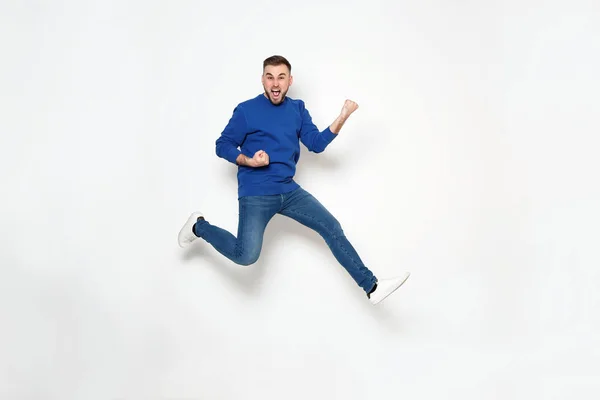 Портрет красивого чоловіка, який стрибає на білому тлі — стокове фото