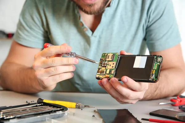 Técnico de reparación de teléfono móvil en la mesa, primer plano —  Fotos de Stock