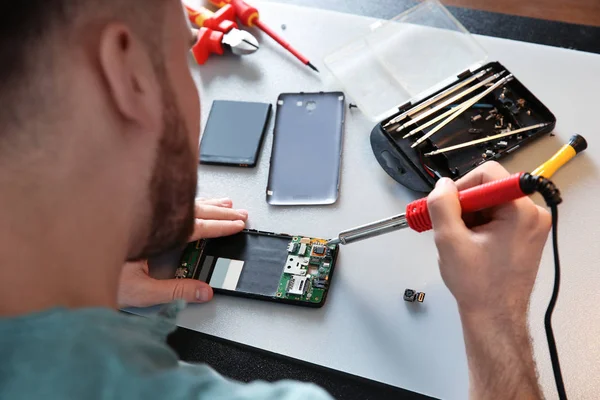 Técnico de reparação de telefone celular na mesa, close-up — Fotografia de Stock