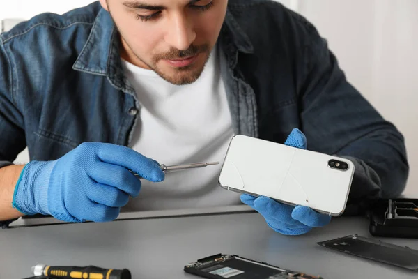 Técnico reparar smartphone quebrado na mesa, close-up — Fotografia de Stock