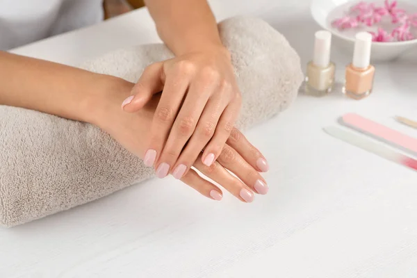 Mujer mostrando manicura ordenada en la mesa, primer plano con espacio para el texto. Tratamiento de spa — Foto de Stock