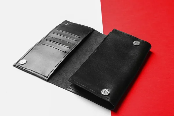 Czarny skórzany portfel na kolorowym tle. Stylowe akcesorium — Zdjęcie stockowe