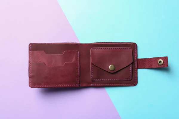 Renkli arka planda şık cüzdan, üst görünüm — Stok fotoğraf