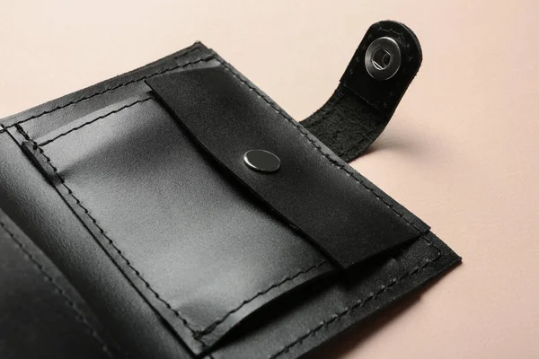Otwarty skórzany portfel na kolorowym tle, zbliżenie — Zdjęcie stockowe