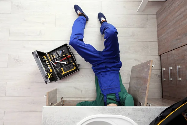 Manliga rörmokare reparera diskbänk, uppifrån — Stockfoto