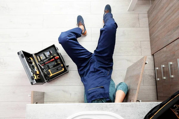 Hombre fontanero reparación fregadero de cocina, vista superior —  Fotos de Stock
