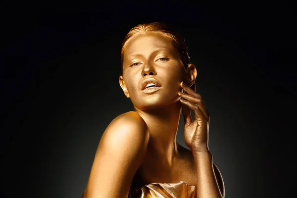 Porträt der schönen Dame mit Goldfarbe auf der Haut vor schwarzem Hintergrund — Stockfoto