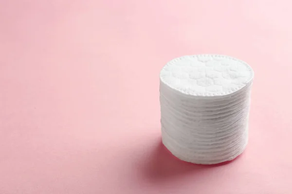 Stack of cotton pads on color background. Space for text — Stock Photo, Image