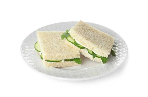 Πλάκα με σάντουιτς με αγγούρι απομονωμένο σε λευκό — Φωτογραφία Αρχείου