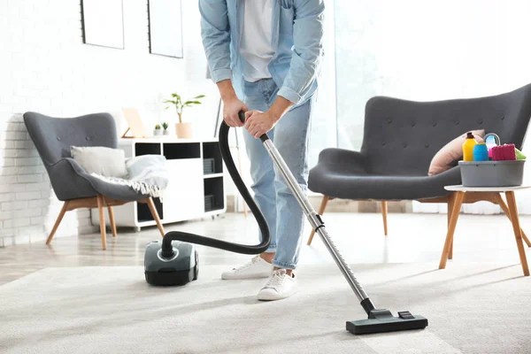 Janitor com aspirador na sala de estar, close-up — Fotografia de Stock