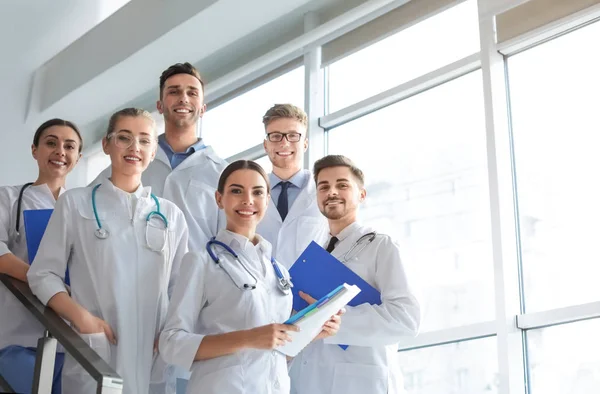 Grupo de médicos en el interior. Concepto de unidad — Foto de Stock