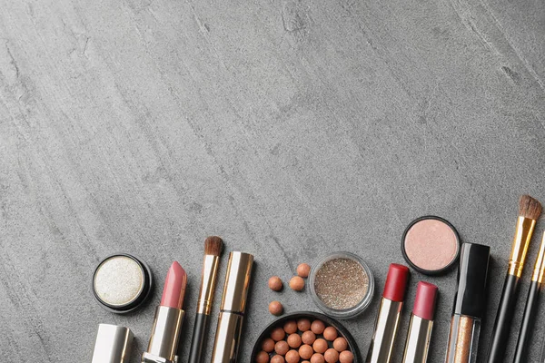 Uppsättning av lyxiga makeup produkter och utrymme för text på grå bakgrund, Flat Lay — Stockfoto