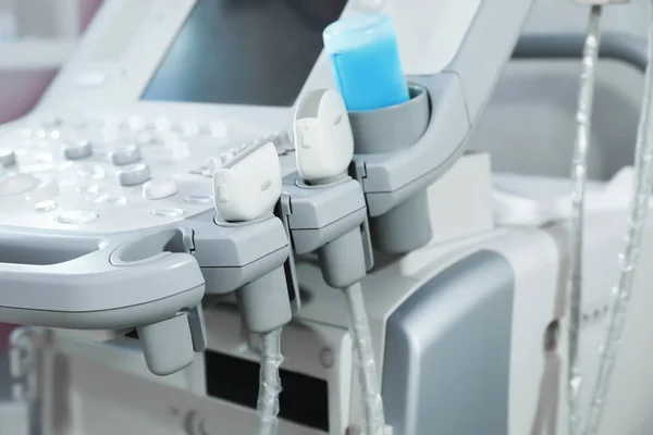 Nowoczesna maszyna ultradźwiękowa w klinice, zbliżenie. Miejsce na tekst — Zdjęcie stockowe