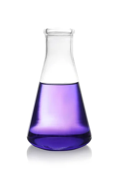 Erlenmeyer flacon avec liquide de couleur isolé sur blanc. chimie de la solution — Photo