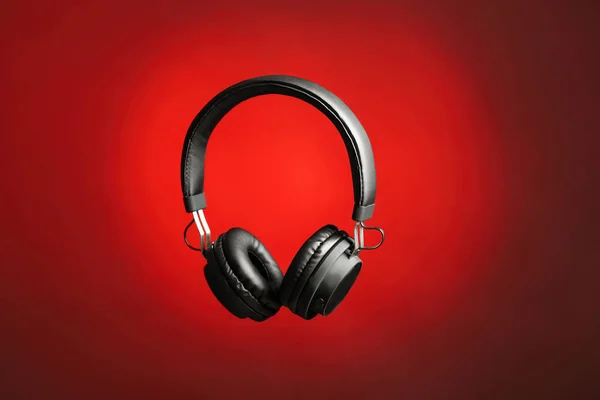 Stylische Kopfhörer mit Polstern auf farbigem Hintergrund — Stockfoto