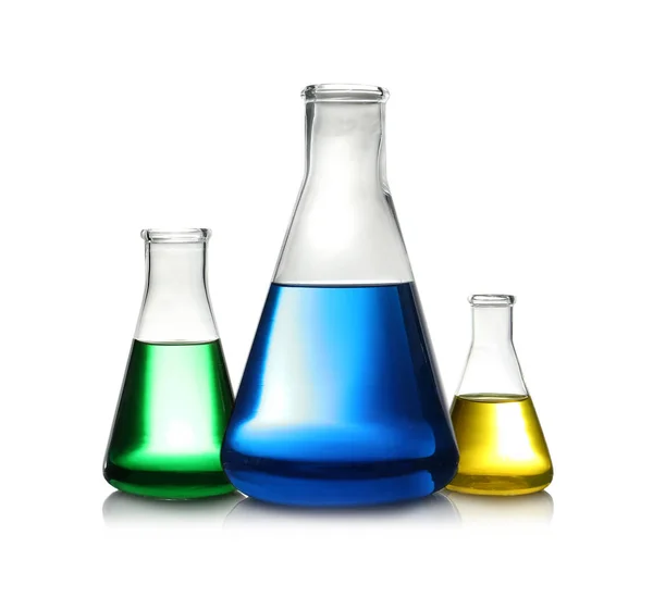 Frascos Erlenmeyer com líquido colorido isolado sobre branco. Química da solução — Fotografia de Stock