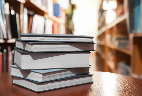 Montón de libros en la mesa de la biblioteca. Espacio para texto — Foto de Stock