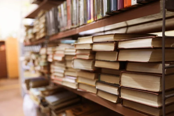 Estantería con colección de libros en biblioteca — Foto de Stock