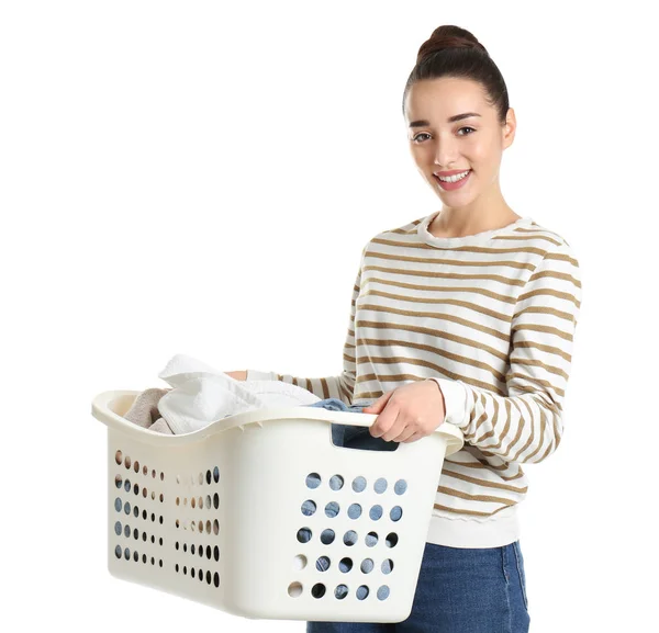 Feliz joven mujer sosteniendo cesta con lavandería sobre fondo blanco — Foto de Stock